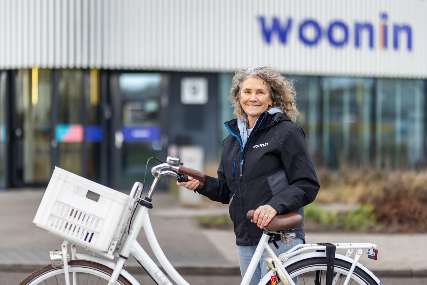 Collega met fiets voor hoofdingang