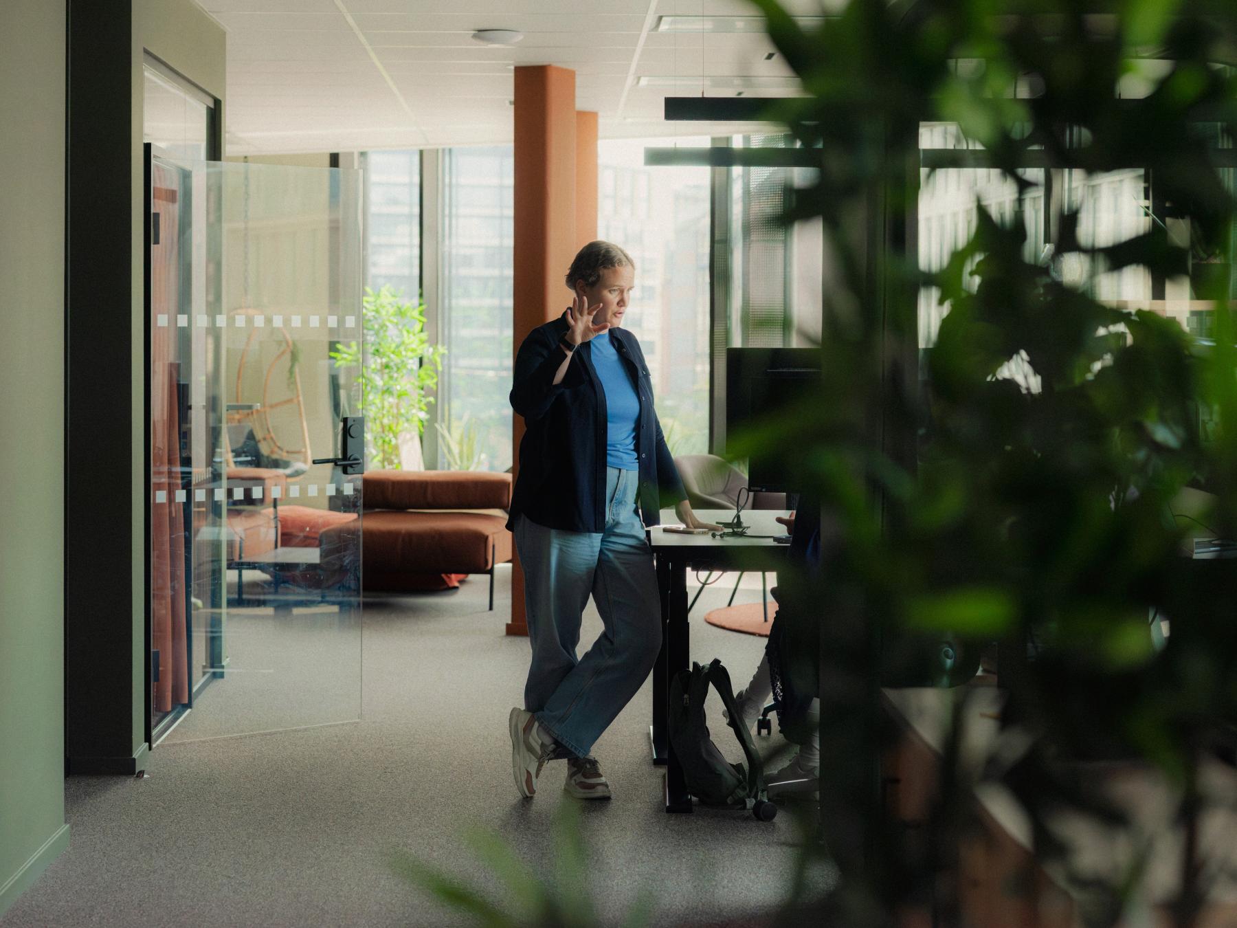 Bilde av kvinne i &aring;pent kontorlandskap