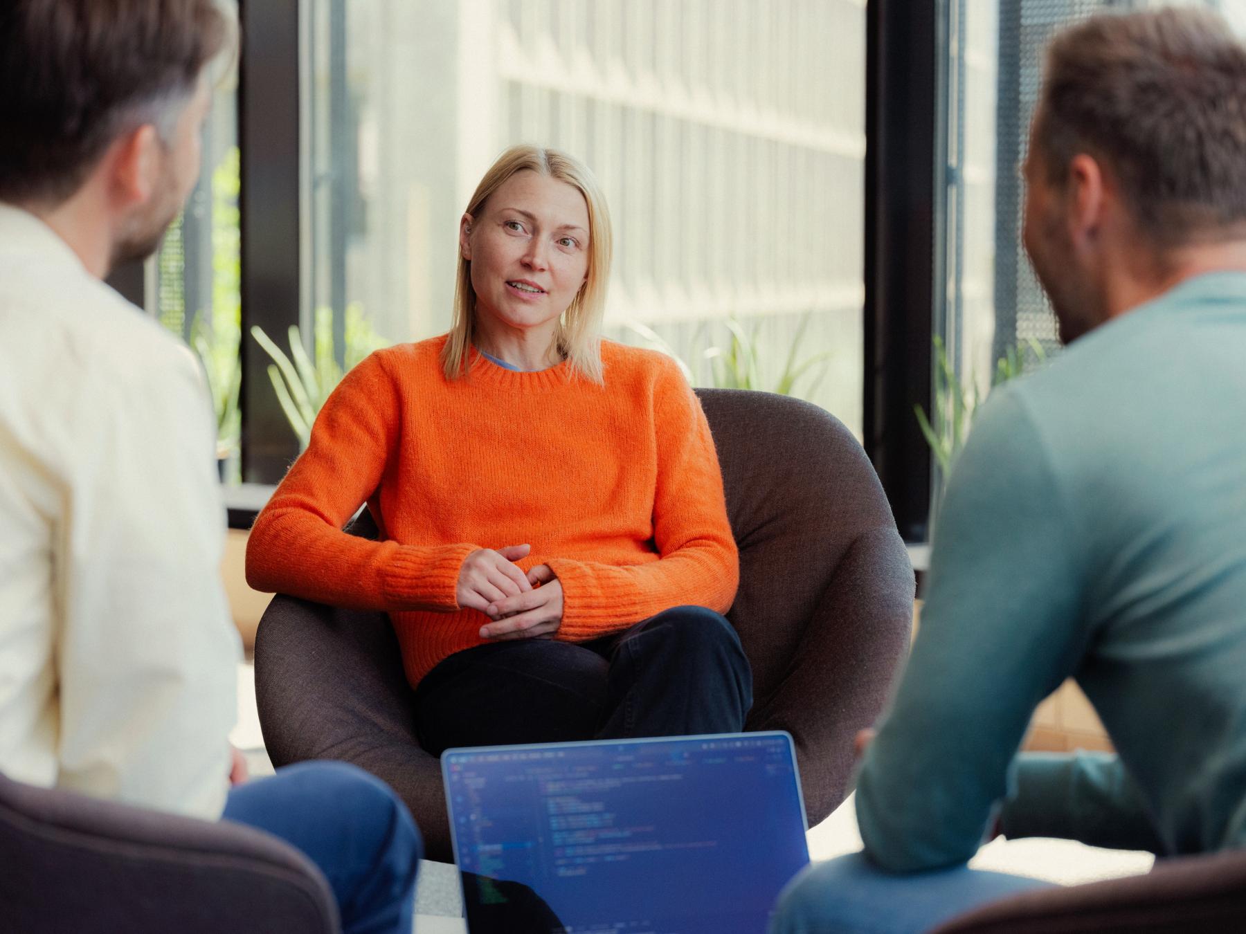 Bilde av mann og kvinne i m&oslash;terom